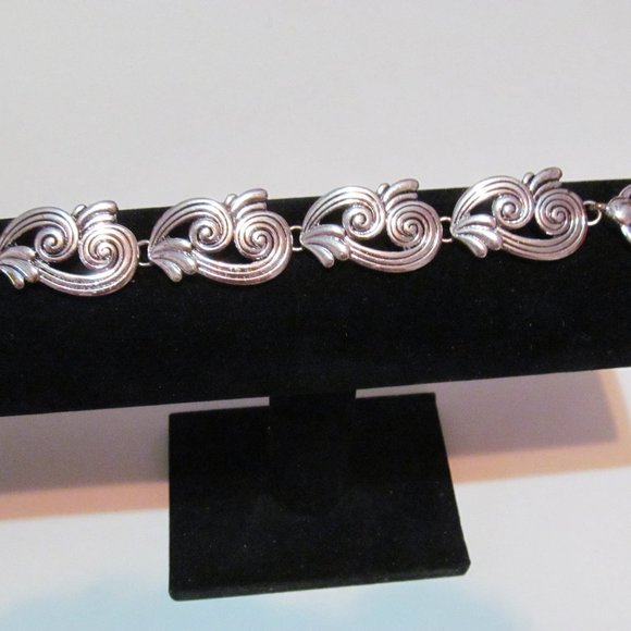 Classic design silver tone bracelet magnetic closure - Picture 1 of 3